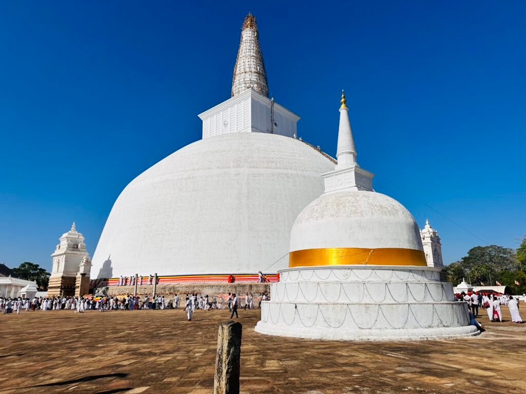 Ruwanwelisaya stupa and other small stupa