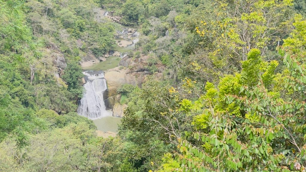 Badulu Oya creates Dunhida Waterfall before joins Mahaweli River