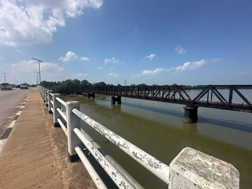 Manampitiya bridge over the Mahaweli river - Along the Polonnaruwa - Batticaloa road